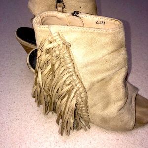 Fringe boots with zip heel